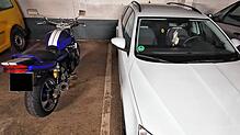 Verboten: Ein Motorrad steht im Parkhaus Poststraße, Deck vier, auf einem Stellplatz.