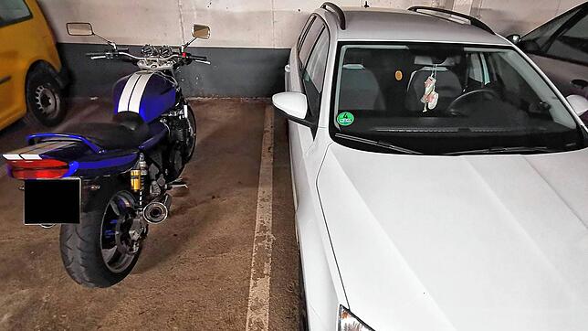 Verboten: Ein Motorrad steht im Parkhaus Poststraße, Deck vier, auf einem Stellplatz.