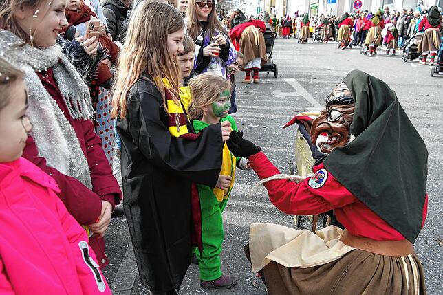Bild 6: Bilder vom Narrensprung der Narrenzunft Seegockel in Friedrichshafen (1/3)