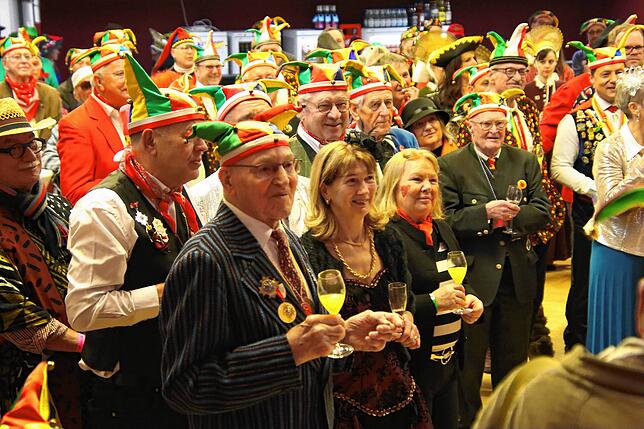 Volles Bürgerhaus in Stockach. Die Menschen feiern den Schmotzigen Dunschtig als heiligsten Tag der Narren im Jahr – auch in ...