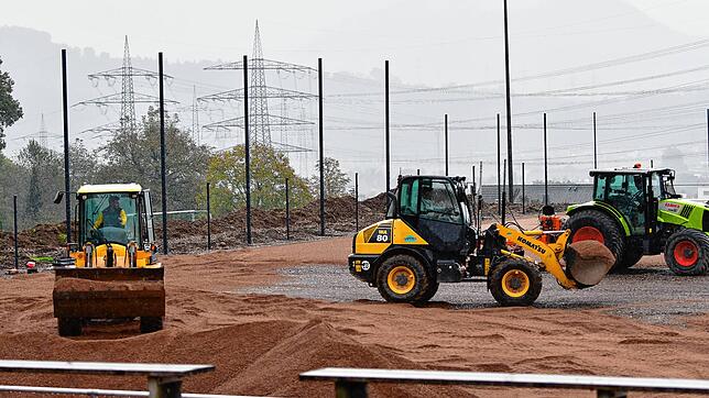 Bauarbeiten sind im Zeitplan: Beim SV Niederhof wird seit Jahren viel bewegt, aktuell im Helmut-Baumann-Stadion, in dem künftig auf ...