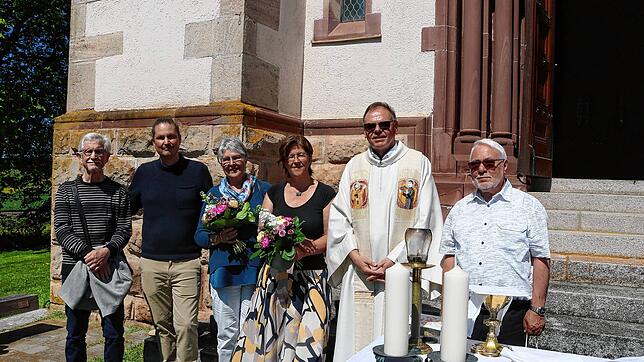 Die Hauptakteure der Umgestaltung der alten Witterschneekapelle (von links): Werner, Jörg und Maria Waßmer, Kathrin Kramer, Pfarrer ...