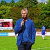 Tom Bartels bei seiner Halbzeit-Moderation im Schlossseestadion in Salem.