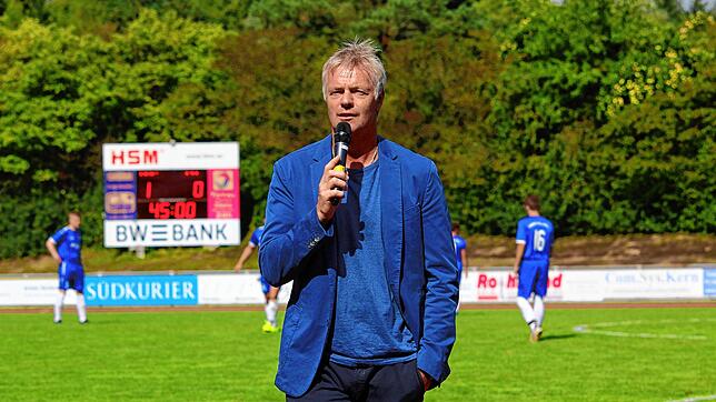 Tom Bartels bei seiner Halbzeit-Moderation im Schlossseestadion in Salem.