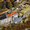 Die Gretser-Grundschule wird aktuell erweitert und saniert. Auf das Dach des linken Gebäudes ist bereits eine Solaranlage montiert ...