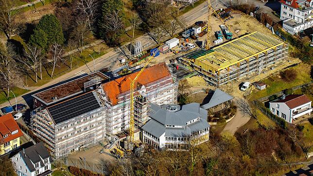 Die Gretser-Grundschule wird aktuell erweitert und saniert. Auf das Dach des linken Gebäudes ist bereits eine Solaranlage montiert ...