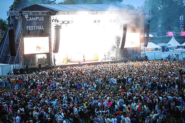 Bild 6: Am ersten Abend tanzen tausende Fans vor den Campus-Festival-Bühnen