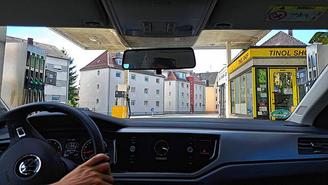 Mal fix über die Tankstelle zu fahren, das ist laut Stadt Friedrichshafen „nicht zu beanstanden“.