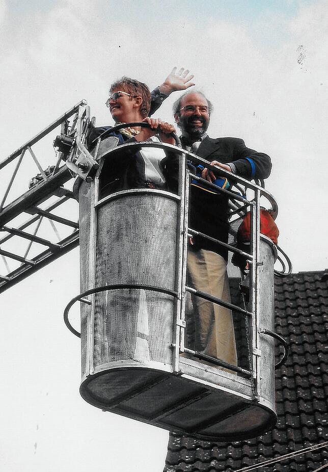 Schweizer Feiertag 1995: Gudrun und Rainer Stolz im Drehleiterkorb der Feuerwehr.