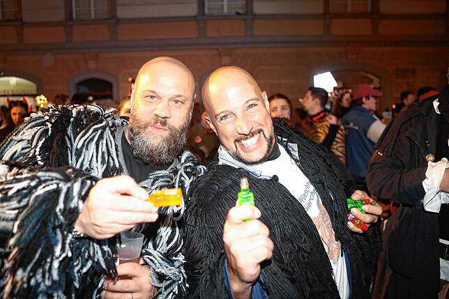 Bild 19: In der Altstadt treffen sich Hexen, Einhörner und Piraten bei der Straßenfasnacht