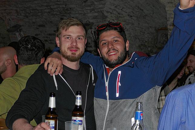 „Jede Location bietet etwas Einzigartiges“, sagte Daniel König (rechts), der mit seinem Kumpel Felix Müller im Schlosskeller ...