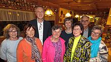 Nach den Wahlen stellt sich die Vorstandschaft den Fotografen: Kassiererin Sylvia Ferst-Bruck (von links), Vizevorsitzende Renate ...