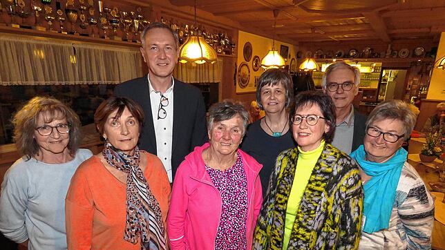 Nach den Wahlen stellt sich die Vorstandschaft den Fotografen: Kassiererin Sylvia Ferst-Bruck (von links), Vizevorsitzende Renate ...