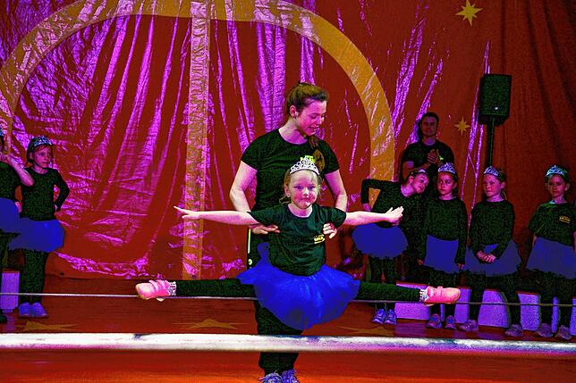 Gelenkig: Junge Stars in der Manege beeindrucken mit einem Spagat auf dem Balken.
