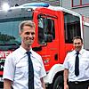 Abteilungskommandant Michael Tanzer (links) sowie sein Vorgänger Thomas Renz sind vom maßgeschneiderten Löschgruppenfahrzeug der ...