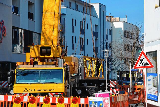 Teile des Baukranes werden in die Hauptstraße gebracht. Die Straße musste dafür teilweise gesperrt werden.