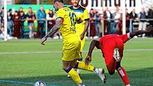 Der 1. FC Rielasingen-Arlen kam zuletzt arg ins Straucheln &ndash; wie hier Obed Ugondu (rechts) im Spiel gegen die Stuttgarter Kickers ...