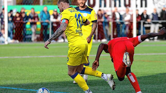 Der 1. FC Rielasingen-Arlen kam zuletzt arg ins Straucheln &ndash; wie hier Obed Ugondu (rechts) im Spiel gegen die Stuttgarter Kickers ...
