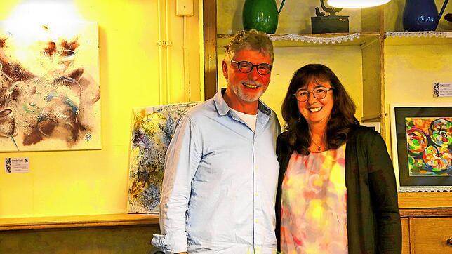 Auf die in vielerlei Hinsicht einzigartige Vielfalt der Bilder der Ausstellung „Querbeet“ weisen Laudator Tom Schönwald und Künstlerin ...