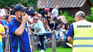 Bittere Phase: Trainer Branimir Sarenac (links) kassierte mit dem SV Blau-Weiß Murg nicht nur die fünfte Niederlage in Folge. Die Pleite ...