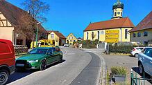 Gefährlich: In dieser Kurve ist die Kippenhauser Straße oft zugeparkt, außerdem gilt dort Tempo 50. Die Stadt will beim Landratsamt nun ...
