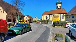 Gefährlich: In dieser Kurve ist die Kippenhauser Straße oft zugeparkt, außerdem gilt dort Tempo 50. Die Stadt will beim Landratsamt nun ...