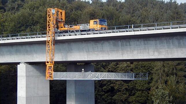 Durch die künftige Einstufung der B&nbsp;31&nbsp;alt als Landesstraße ist auch in Zukunft das Land für die Instandhaltung der Straße und ...