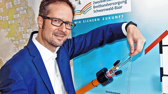 Jochen Cabanis, Geschäftsführer des Zweckverbands Breitbandversorgung Schwarzwald-Baar, mit Glasfaserkabeln. Der Zweckverband kümmert ...