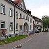 Beim Löffinger Altenpflegeheim St. Martin bleiben die Türen vorerst geschlossen. 30 Bewohner und zwölf Mitarbeiter haben sich mit Corona ...