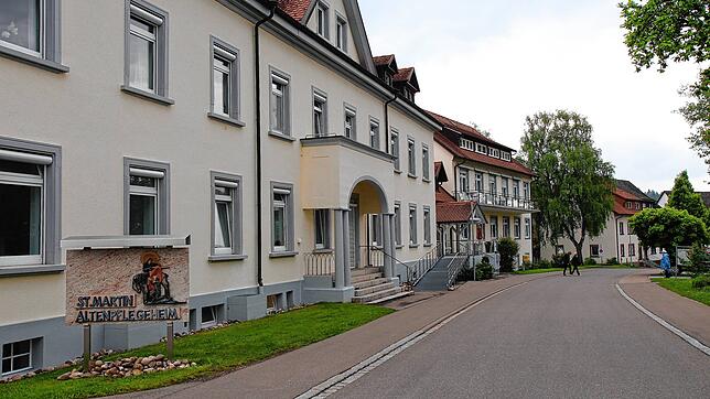 Beim Löffinger Altenpflegeheim St. Martin bleiben die Türen vorerst geschlossen. 30 Bewohner und zwölf Mitarbeiter haben sich mit Corona ...