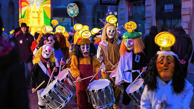 Die Basler Fasnacht beginnt am Montag nach Aschermittwoch um Punkt 4 Uhr morgens, mit dem Morgenstreich, und dauert drei Tage.