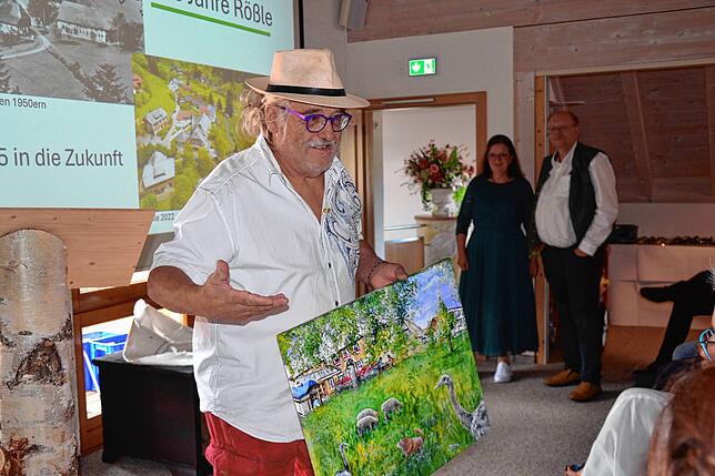 Künstler Rudi Keller hatte ein Bild für die Seniorchefs Heike und Thomas Maier gemalt. Klar, dass darauf auch das „Rößle“ zu sehen ist.