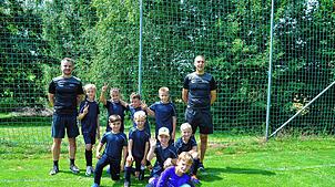 Die eigene F-Jugend des Sportvereins (SV) Fützen jagt beim Jugendturnier mit viel Eifer dem Ball hinterher. Das Trainerduo mit Jens ...