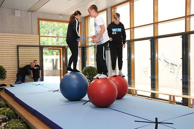 Das offizielle Eröffnungsprogramm ist mit den Schülern beider Schulen und dem Zirkus Papperlapapp bereichert worden.