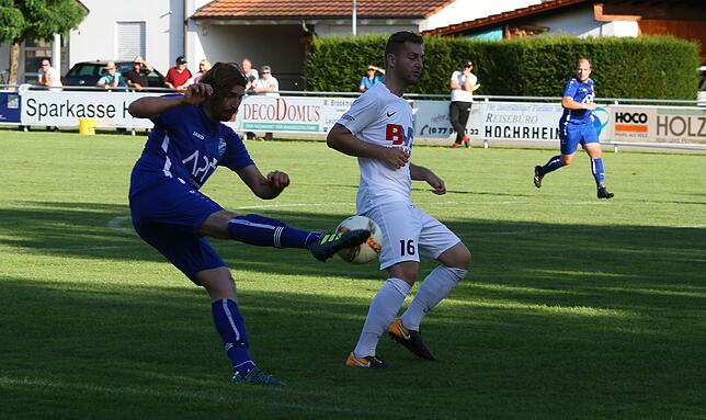 Bild 5: FC Erzingen müht sich in der Verlängerung zum 3:2-Pokalsieg beim Lokalrivalen FC Geißlingen &ndash; und wir haben Bilder!