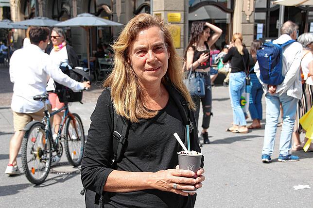Tamara Haase ist extra von Egg in die Innenstadt gelaufen, um hier mit einem Eis die Rückkehr des Lebens zu beobachten und zu genießen.