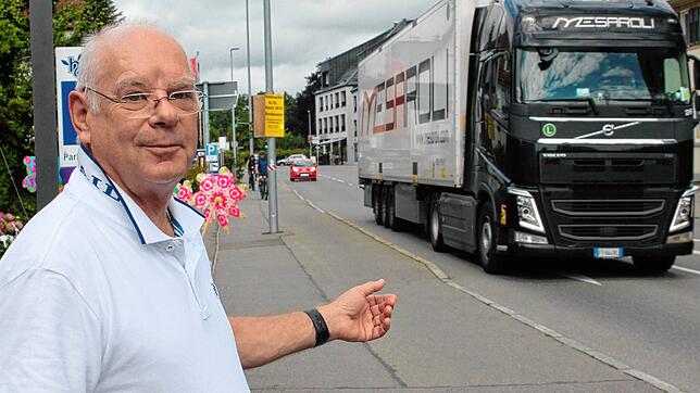 Werktag kurz nach 11 Uhr. Berthold Sterk, zweiter Sprecher der Fischbacher Runde, steht an der Ortsdurchfahrt/B31 und zeigt auf das ...