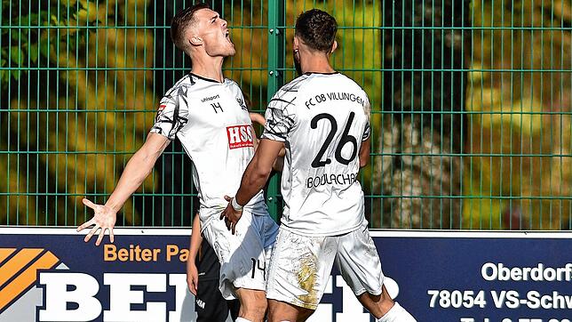 Riesiger Torjubel beim FC 08 Villingen (Tim Zölle, links, und Mokhtar Boulachab), der die TSG Backnang mit 4:0 besiegte.
