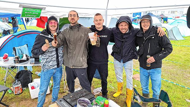 Jan, Carlos, Till, Max und Simon haben unter ihrem Pavillon bei der Landebahn ihre eigene Grillzone eingerichtet.