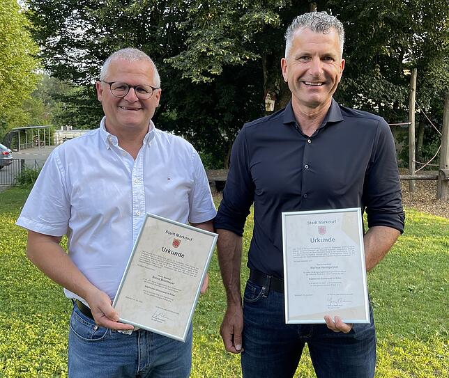 Bernd Brielmayer (links) und Markus Heimgartner sind für 20-jähriges Engagement im Ortschaftsrat geehrt worden.