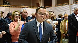 In einer knappen Wahl hat Fabio Jenisch Schwörstadts Bürgermeisterin Christine Trautwein-Domschat geschlagen. Der Kämmerer siegte am ...