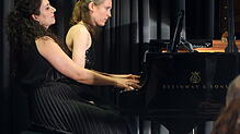 Sie harmonieren gut als Klavierduo: Shahane Zurabova (links) und Gabriela Fahnenstiel. Foto: Jürgen Scharf