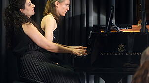 Sie harmonieren gut als Klavierduo: Shahane Zurabova (links) und Gabriela Fahnenstiel. Foto: Jürgen Scharf