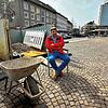 Roman Schmidt-Müller auf seiner leeren Café-Terrasse, wo aktuell lediglich der Container mit dem Bauschutt steht – statt der neu ...