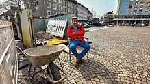 Roman Schmidt-Müller auf seiner leeren Café-Terrasse, wo aktuell lediglich der Container mit dem Bauschutt steht – statt der neu ...
