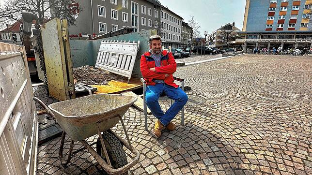 Roman Schmidt-Müller auf seiner leeren Café-Terrasse, wo aktuell lediglich der Container mit dem Bauschutt steht – statt der neu ...