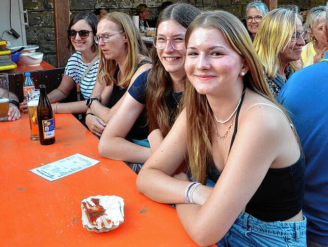 Bild 2: Reges Treiben beim Stadtfest am Samstagabend und Sonntagmorgen