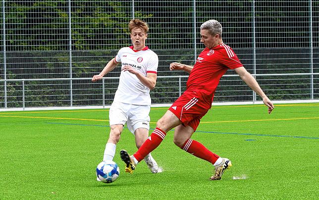 Bild 8: Knackiger Auftakt zwischen SC Pfullendorf II und FC Uhldingen. Wir waren mit der Kamera dabei!