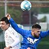 Wechsel: Celihan Karacan (links) vom VfB Waldshut, hier beim Kopfballduell mit dem Erzinger Sandro D&lsquo;Accurso, wechselt für die ...