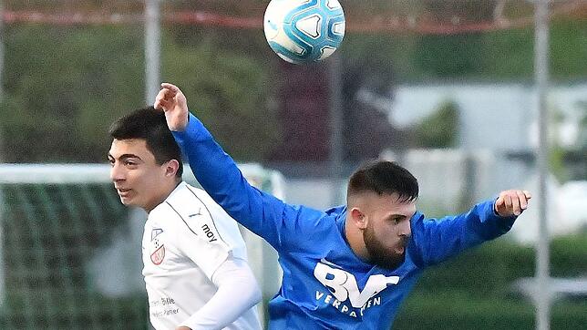 Wechsel: Celihan Karacan (links) vom VfB Waldshut, hier beim Kopfballduell mit dem Erzinger Sandro D&lsquo;Accurso, wechselt für die ...